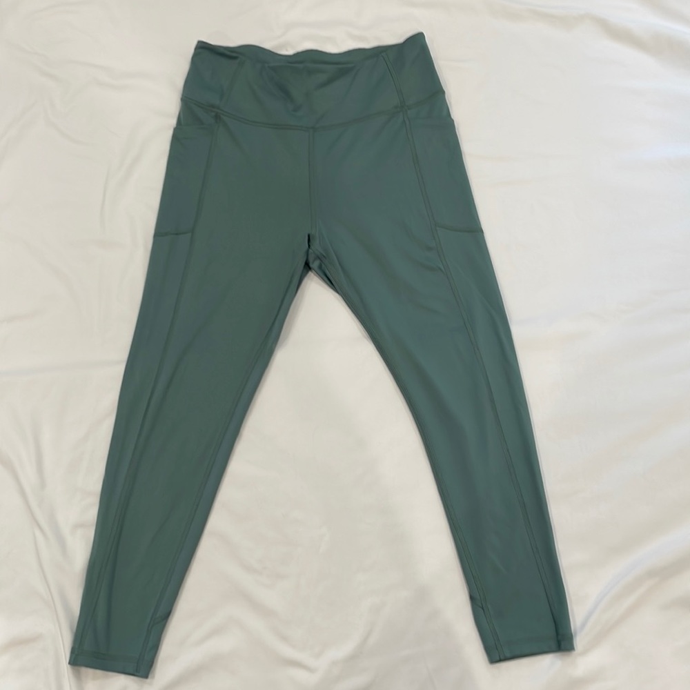Victoria’s Secret Sport, 23” inseam, size Large crop leggings